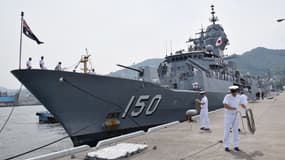  La frégate australienne HMAS de classe Anzac dans un port japonais.