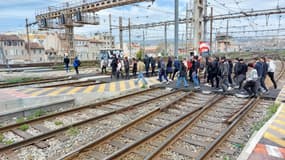 Des manifestants sur les rails de la gare Saint-Charles à Marseille le jeudi 6 avril 2023