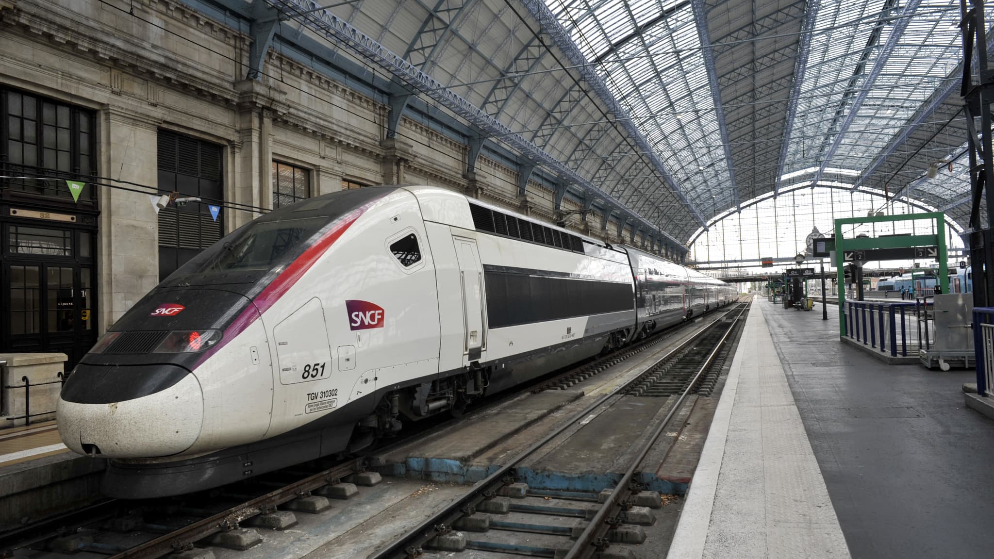 LA GALÈRE DES VOYAGEURS SNCF À BORDEAUX APRÈS DES INCENDIES LE LONG DES VOIES, LA PISTE VOLONTAIRE PRIVILÉGIÉE