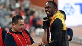 Tao Song remet un cadeau à Usain Bolt pour s'excuser de l'avoir renversé avec son segway