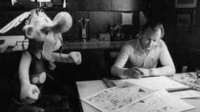 Albert Uderzo en train de dessiner