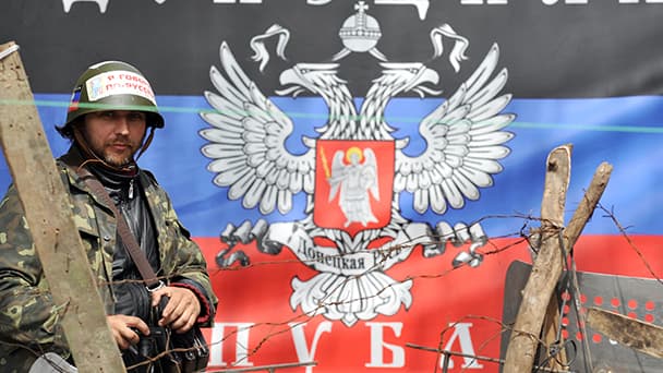 Un activister pro-russe devant un barrage, dans l'est de l'Ukraine.