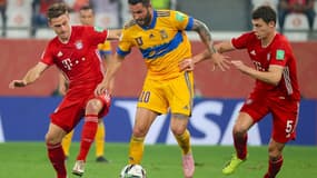 L'attaquant des Tigres André-Pierre Gignac (c) entre le milieu du Bayern Joshua Kimmich (g) et le défenseur Benjamin Pavard, en finale du Mondial des clubs, le 11 février 2021 à Al Rayyan au Qatar
