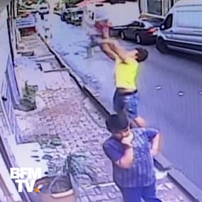 Ce jeune homme sauve in extremis une petite fille tombée du 2e étage de son immeuble à Istanbul