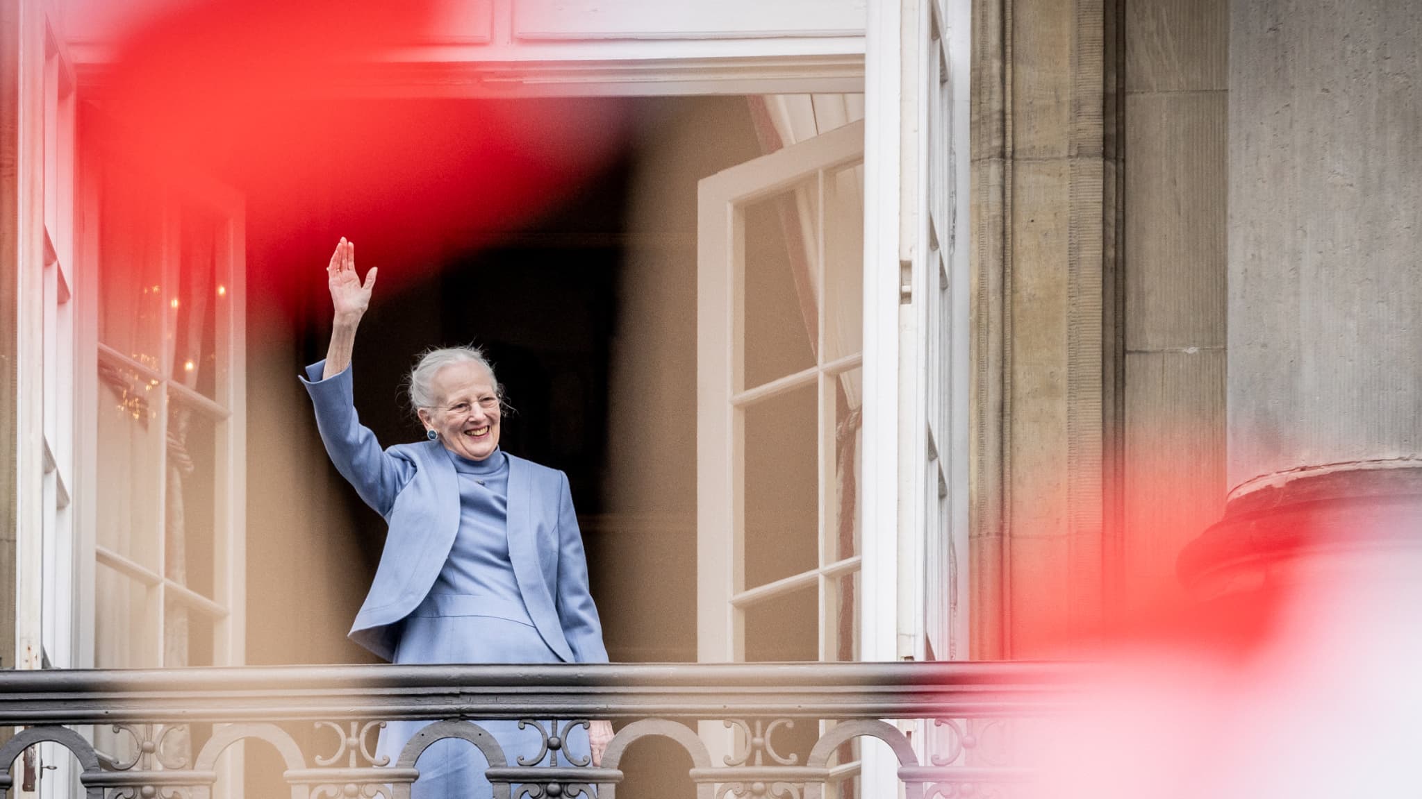 La reine Margrethe du Danemark, saluant au balcon du château d'Amalienborg le 16 avril 2023, pour ses 83 ans. La reine Margrethe du Danemark, saluant au balcon du château d'Amalienborg le 16 avril 2023, pour ses 83 ans.