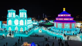 Une sculpture en glace représentant l'église Notre-Dame de Paris a été réalisée (à gauche) à l'occasion du début de l'année franco-chinoise du tourisme culturel pour le festival international de sculptures sur glace de Harbin, en Chine, le 5 janvier 2024