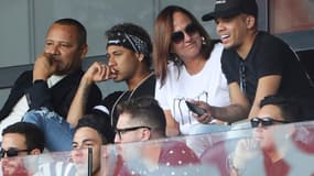 Neymar entouré par son père et sa mère