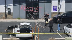 Des enquêteurs examinent le "Tesla Collision Center" après qu'un individu a utilisé des engins incendiaires pour mettre le feu à plusieurs véhicules, le 18 mars 2025 à Las Vegas, Nevada (États-Unis).