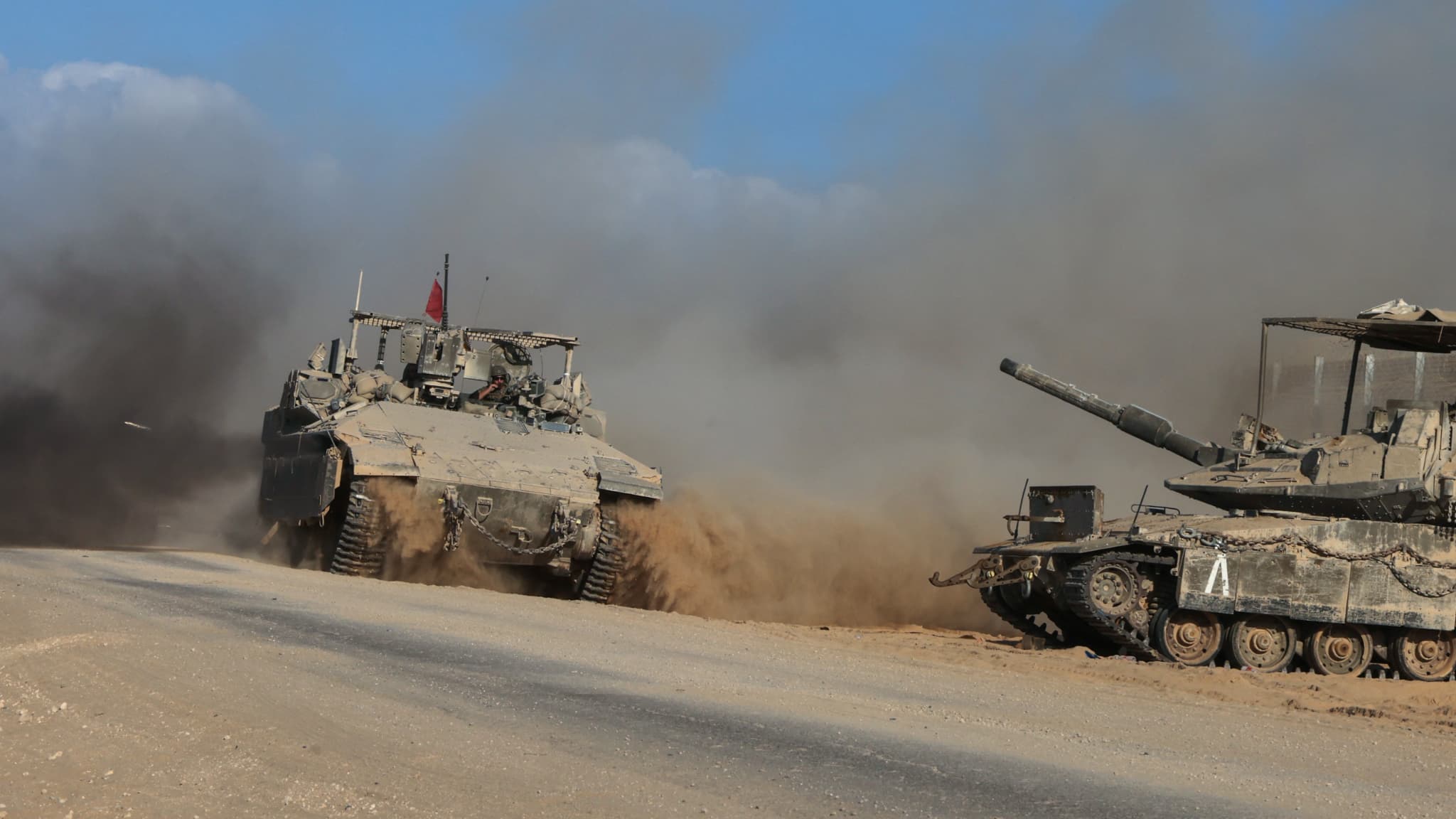 Des véhicules militaires israéliens près de la barrière frontalière dans le territoire palestinien assiégé de Gaza, le 16 septembre 2025