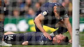 Aymeric Laporte, allongé au sol après un choc tête contre tête avec Robin Koch