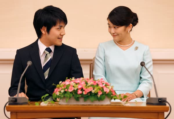 La princesse Mako et son compagnon Kei Komuro, lors d'une conférence de presse organisée à Tokyo (Japon), le 3 septembre 2017, pour annoncer leurs fiancailles.