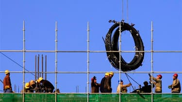 Deux ex-patrons du CAC 40, Jean-Louis Beffa et Louis Schweitzer, estiment que le coût du travail n'est qu'une cause parmi d'autres des difficultés de l'industrie française et plaident pour une refonte de la politique industrielle de la France. /Photo d'ar