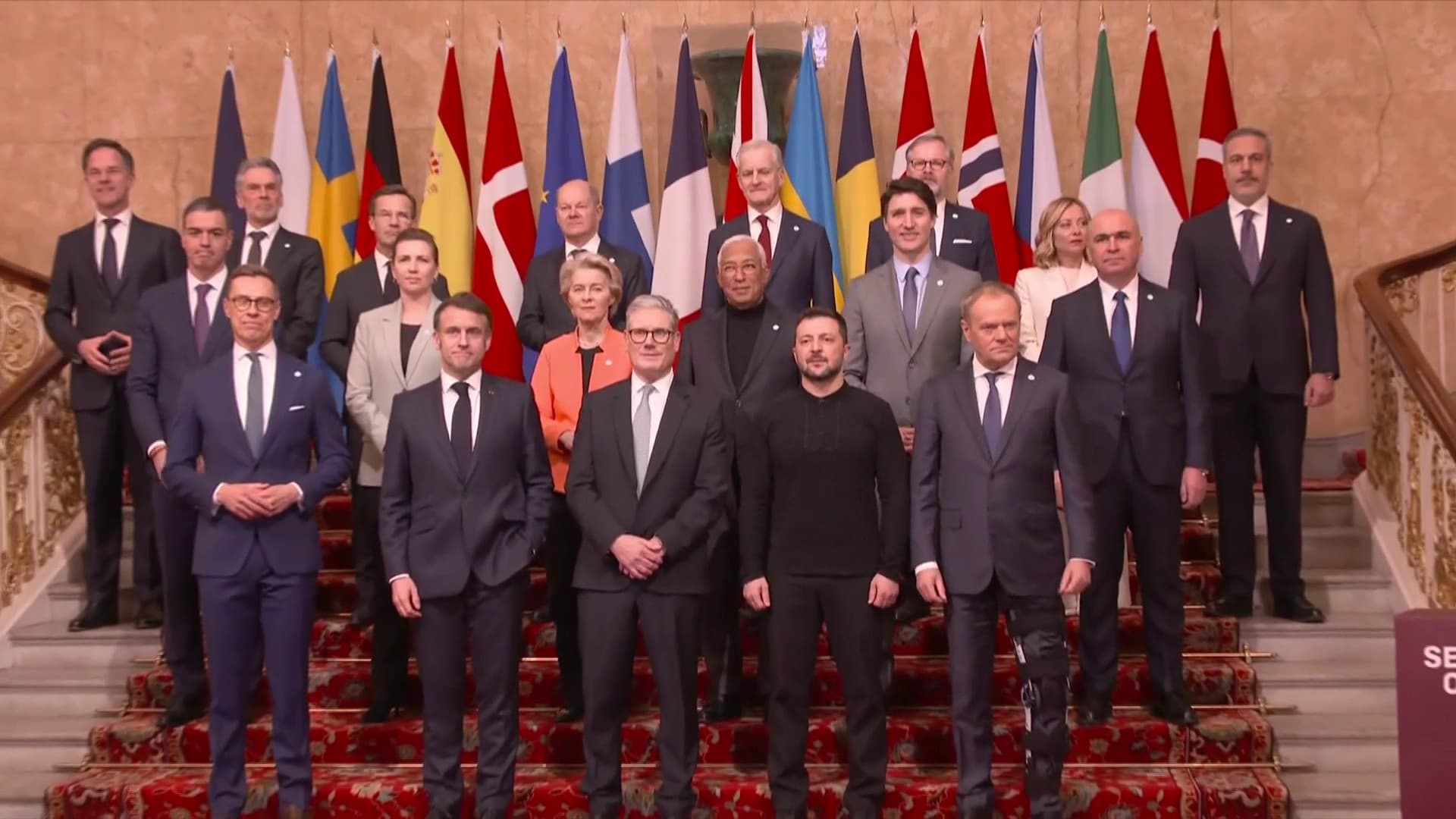 La quinzaine de dirigeants européens réunis pour le sommet de Londres sur le sécurité européenne a posé pour une photo de famille, le 2 mars 2025