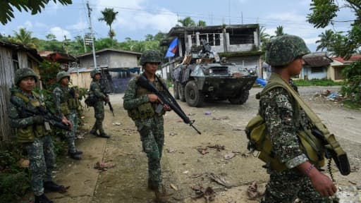 Des soldats philippins lors d'une opération pour déloger des islamistes à Marawi, le 6 juin 2017