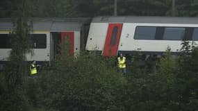 Le 6 juin 2016, les secours se trouvent près d'un train de voyageurs endommagé après la collision avec un train de marchandises entre Namur et Liège. 
