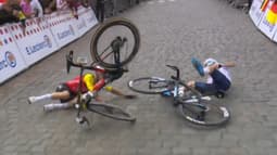 Benjamin Thomas et Mattéo Vercher chutent lors de la 1ere étape du Tour de France le 5 juillet 2025