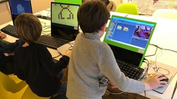 De jeunes enfants en plein apprentissage sur les ordinateurs Pi-top.