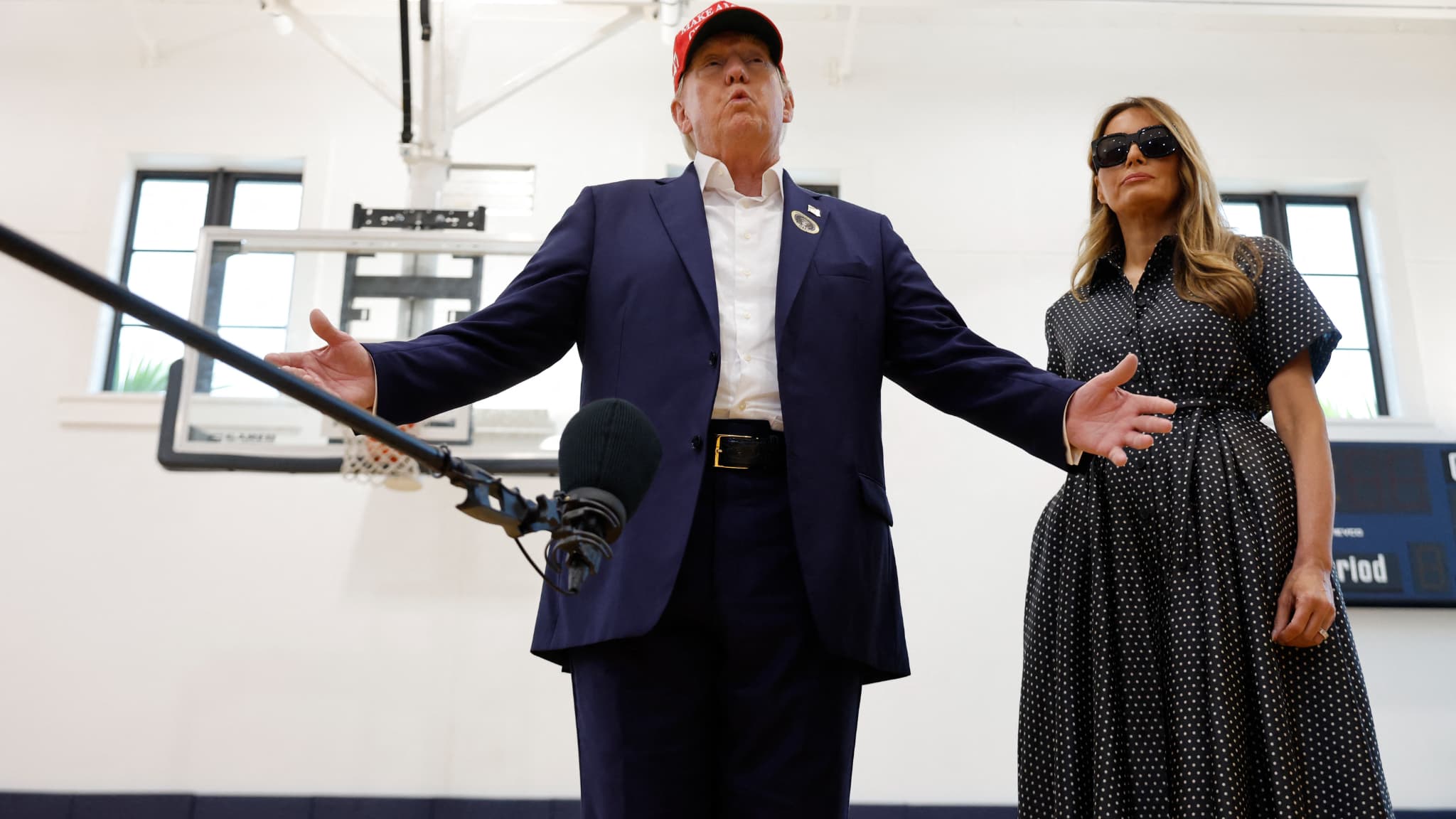 L'ancien président Donald Trump, candidat républicain à la présidence, et son épouse Melania Trump parlent aux journalistes après avoir voté au bureau de vote du centre de loisirs Morton et Barbara Mandel le jour de l'élection, le 05 novembre 2024 à Palm Beach, en Floride.