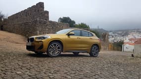 Plus proche du sol que le X1, ce X2 adopte une silhouette plus sportive.