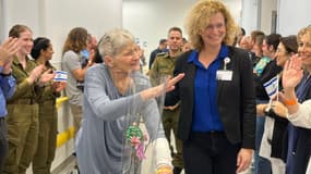 Yaffa Adar, ex otage du Hamas de 85 ans, quittant l'hôpital de Wolfson en Israël le 28 novembre 2023.