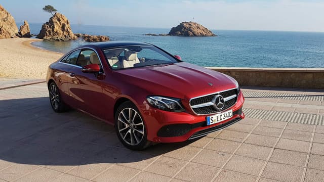 Le coupé adopte un style légèrement différent que la berline avec ses deux bosses sur le capot.