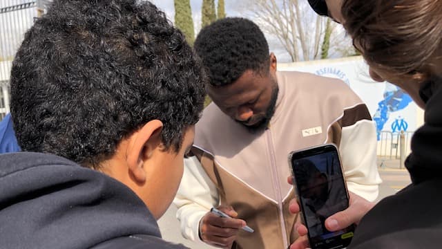 Memba signe des autographes à la Commanderie avant le Classique