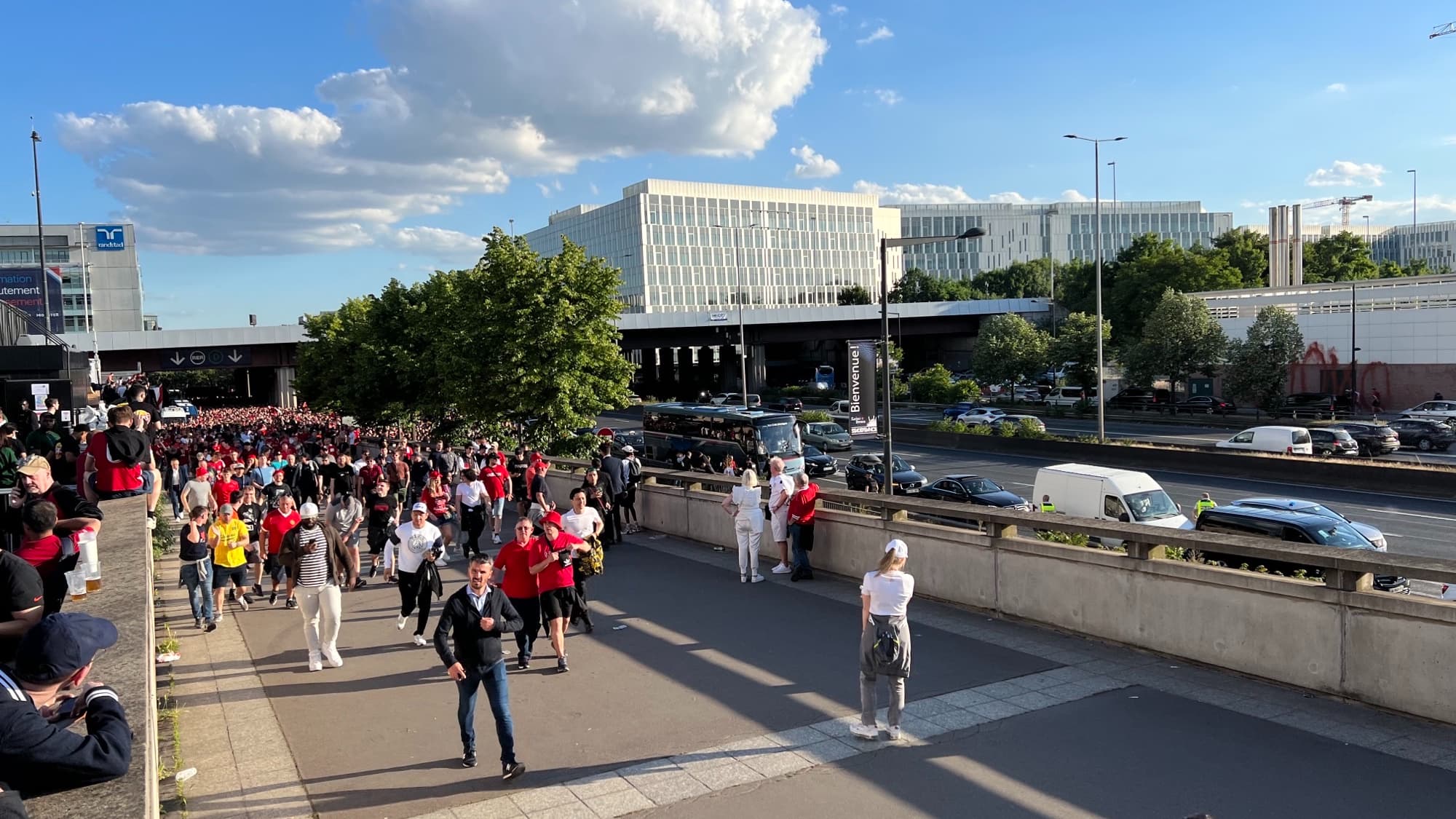 Les supporters de Liverpool aux abords du Stade de France