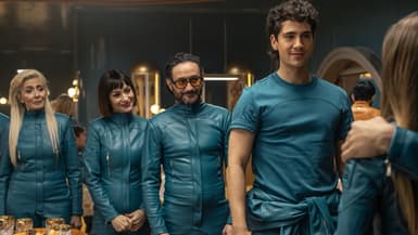 Eleazar Ortiz (Antonio), Montse Guallar (Victoria), Natalia Verbeke (Frida), Carlos Santos (Rafa) et Pau Simon (Max) dans la série "El refugio atomico".