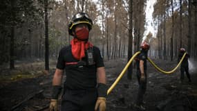 Les pompiers empêchent un incendie de reprendre à Hostens, à quelques 20 km de Landiras, dans le sud-ouest de la France, le 20 juillet 2022 (photo d'illustration).
