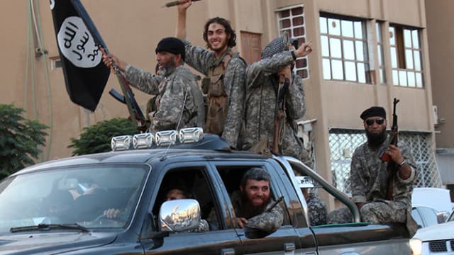 Des images diffusées le 30 juin 2014 montrent des jihadistes de l'Etat islamique parader dans les rues de Raqqa, en Syrie
