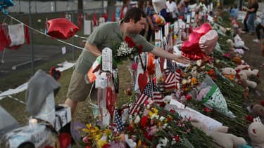 Des fleurs déposées en hommage aux victimes de la fusillade, à Parkland.