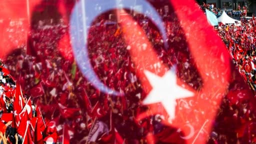 Des drapeaux turcs lors d'une manifestation de l'opposition, le 24 juillet 2016 à Istanbul
