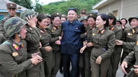 Cette image officielle diffusée par le parti montre Kim Jong-Un entouré par des militaires lors d'une inspection.