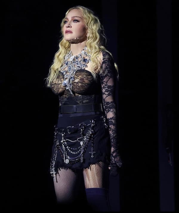 Madonna sur scène pendant le Celebration Tour.