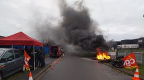 Les conducteurs de bus de Keolis Lisieux (Calvados) tenant un piquet de grève le mercredi 3 avril 2024.