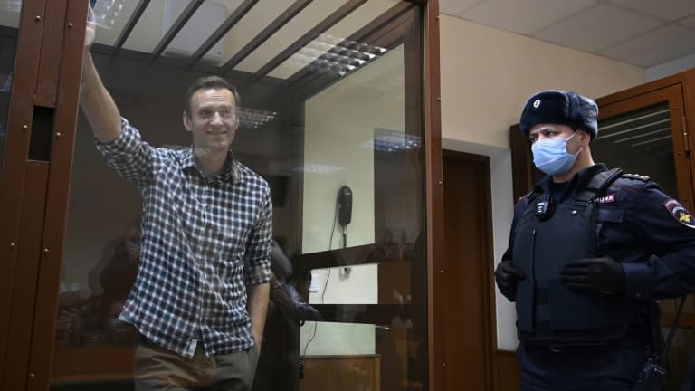 L'opposant russe Alexeï Navalny dans un box vitré au tribunal de Moscou, le 20 février 2021