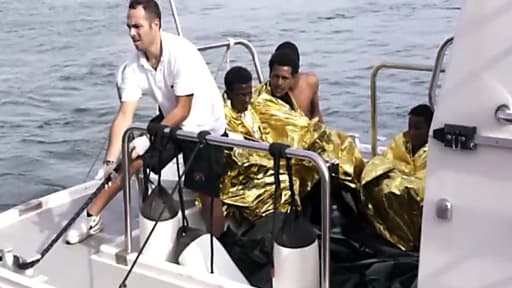 Des migrants survivants ramenés par les secouristes sur les côtes italiennes, jeudi.