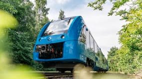 Construit par Alstom et mis en service en Allemagne, le train Coradia iLint est équipé de piles à combustible qui transforment l'hydrogène et l'oxygène en électricité.