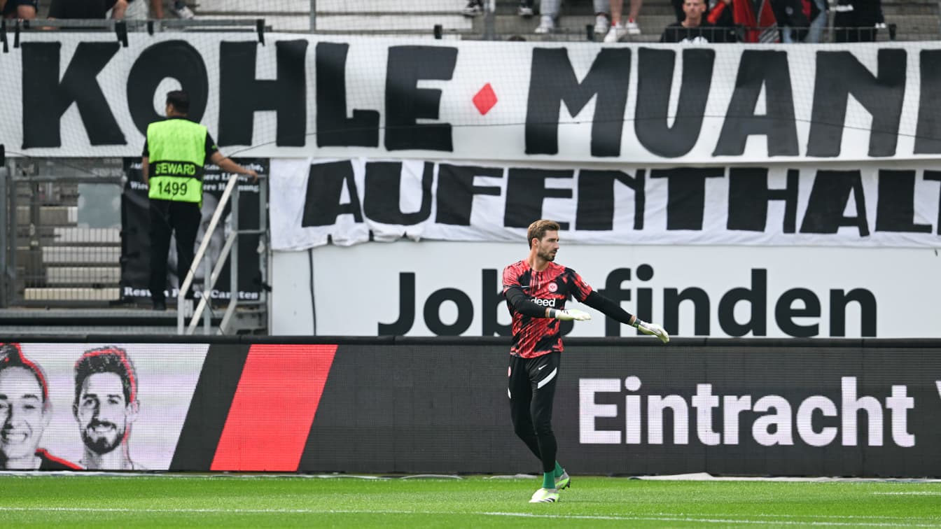 Gli Ultras Francoforte scolpiscono Kolo Moani e il suo appello al “denaro”
