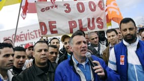 Philippe Julien s'exprime devant une centaine d'ouvriers en grève devant l'usine PSA Peugeot-Citroën d'Aulnay-sous-Bois, le 16 mars 2007.