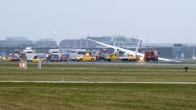 Un avion a fini sur le flanc à l'aéroport d'Amsterdam-Schiphol le 23 février 2017