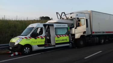 Un véhicule de patrouille accidenté suite à une collision avec un poids lourds sur le réseau Sanef. Depuis le début de l'année, le nombre d'accidents de ce type a doublé