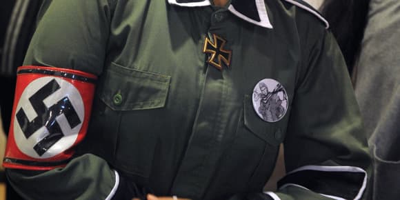Détail d'un déguisement d'uniforme nazi.