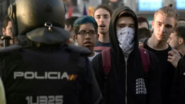 Des manifestants partisans du référendum d'indépendance de la Catalogne, face à la police espagnole à Madrid le 1er octobre 2017