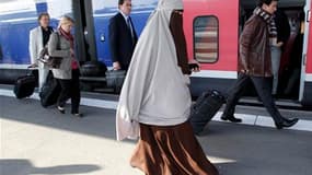 La loi sur l'interdiction du voile intégral est entrée en vigueur lundi. Kenza Drider, qui fut seule femme voilée entendue par la mission parlementaire préparant la loi, a pris le TGV en niqab d'Avignon pour venir à Paris, où elle s'est jointe à une prièr