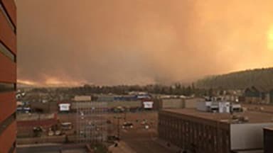 De la fumée s'élève au dessus de la ville de Fort McMurray ravagée le 3 mai 2016 par un incendie De la fumée s'élève au dessus de la ville de Fort McMurray ravagée le 3 mai 2016 par un incendie