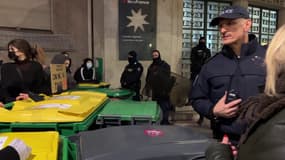 Réforme des retraites: des lycéens manifestent devant leur établissement 
