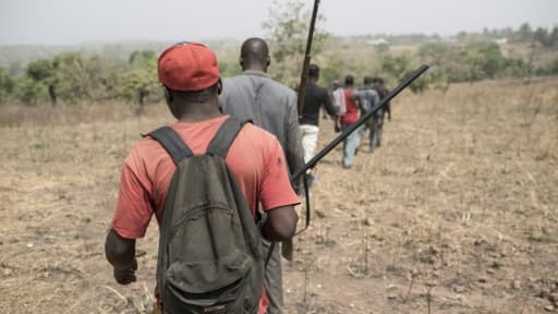 Des hommes armés patrouillent aux abords du village Bakin Kogi, au Nigeria, le 24 février 2017 Des hommes armés patrouillent aux abords du village Bakin Kogi, au Nigeria, le 24 février 2017
