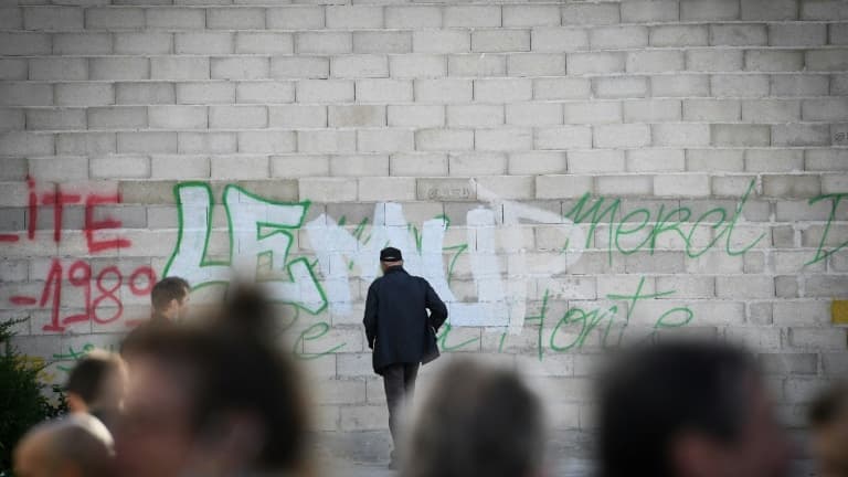 Le mur construit entre Aubervilliers et un square parisien où ont été transférés des usagers de crack, le 29 septembre 2021