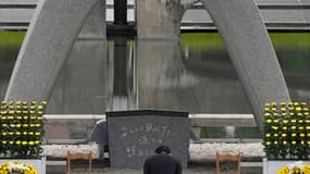 Naoto Kan devant le monument dédié aux victimes d'Hiroshima. Au 66e anniversaire de la destruction de la ville par une bombe atomique, le Premier ministre japonais a défendu sa vision d'un Japon sans énergie nucléaire. /Photo prise le 6 août 2011/ REUTERS